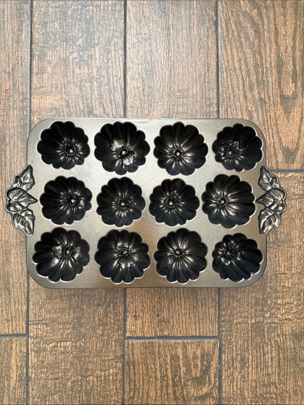 Nordic Ware Bronze Pumpkin Patch Mini Bundt Cakes 6 Cups/1.4 Liters Pan